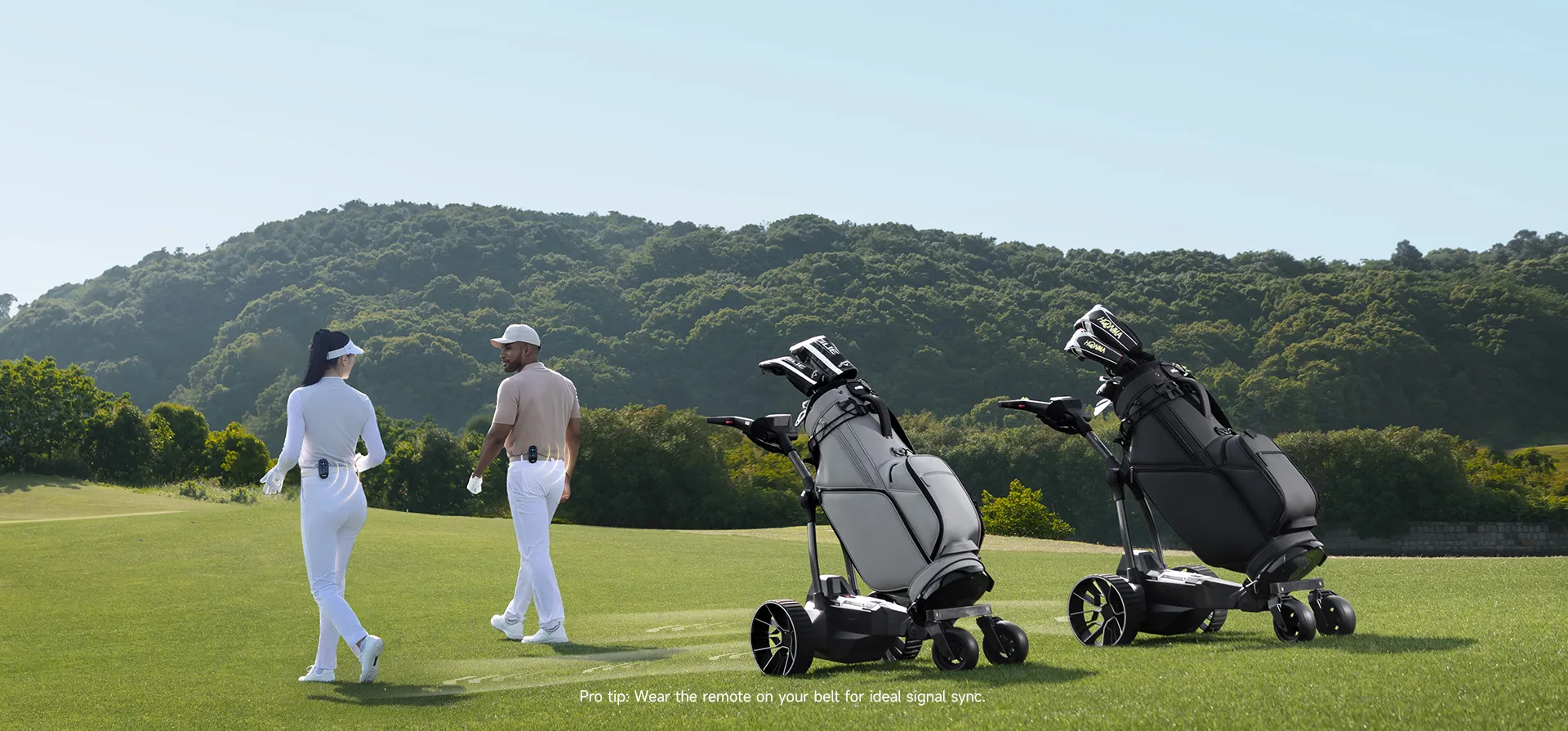 Golfista idący po polu golfowym, za którym automatycznie podąża elektryczny wózek NAVEE Birdie 3X.